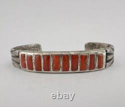 Bracelet manchette en argent sterling fondu ancien Zuni avec incrustation de corail rouge et poinçonné