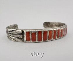 Bracelet manchette en argent sterling fondu ancien Zuni avec incrustation de corail rouge et poinçonné