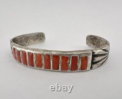 Bracelet manchette en argent sterling fondu ancien Zuni avec incrustation de corail rouge et poinçonné