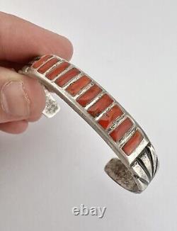 Bracelet manchette en argent sterling fondu ancien Zuni avec incrustation de corail rouge et poinçonné