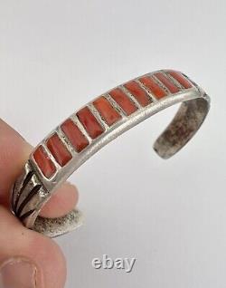 Bracelet manchette en argent sterling fondu ancien Zuni avec incrustation de corail rouge et poinçonné