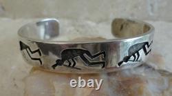 Bracelet manchette en argent sterling superposé Hopi Tony Kyasyousie avec 5 Kokopelli, vintage du début des années 1970