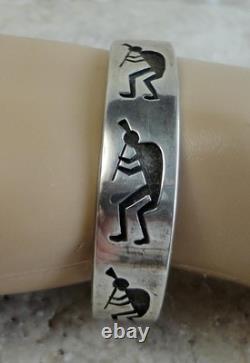 Bracelet manchette en argent sterling superposé Hopi Tony Kyasyousie avec 5 Kokopelli, vintage du début des années 1970