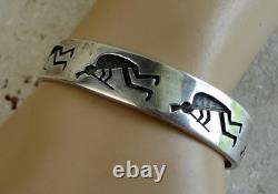 Bracelet manchette en argent sterling superposé Hopi Tony Kyasyousie avec 5 Kokopelli, vintage du début des années 1970