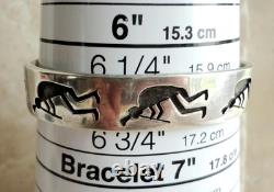 Bracelet manchette en argent sterling superposé Hopi Tony Kyasyousie avec 5 Kokopelli, vintage du début des années 1970