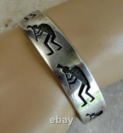 Bracelet manchette en argent sterling superposé Hopi Tony Kyasyousie avec 5 Kokopelli, vintage du début des années 1970