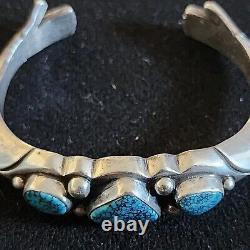 Bracelet manchette en turquoise précoce avec terminaux en main guérissante de sable - 60,7 grammes.