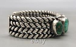 Bracelet précoce en fil torsadé fait à la main et sept pierres naturelles de turquoise