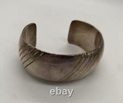 Bracelet sculpté en argent sterling de Mary Teller, Amérindienne Navajo de Everett Early