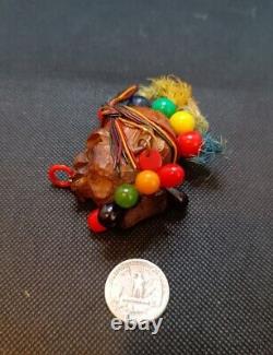 Broche épingle vintage en bakélite et bois motif tribal amérindien en plastique ancien