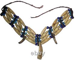 COLLIER ANTIQUE AMÉRINDIEN DU DÉBUT DU XXE SIÈCLE AVEC 3 RANGÉES DE TUYAUX PERLES EN VERRE BLEU/CUIR