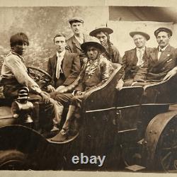 Carte postale photographique antique RPPC : voiture, jeunes hommes, autochtones, Amérindiens