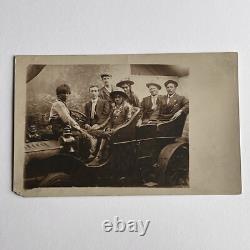 Carte postale photographique antique RPPC : voiture, jeunes hommes, autochtones, Amérindiens