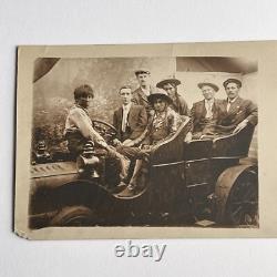 Carte postale photographique antique RPPC : voiture, jeunes hommes, autochtones, Amérindiens