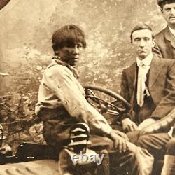 Carte postale photographique antique RPPC : voiture, jeunes hommes, autochtones, Amérindiens
