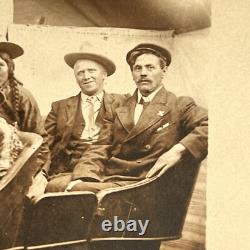 Carte postale photographique antique RPPC : voiture, jeunes hommes, autochtones, Amérindiens