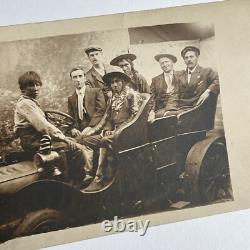 Carte postale photographique antique RPPC : voiture, jeunes hommes, autochtones, Amérindiens