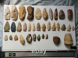 Collection d'artefacts indiens : Pointes de flèches, pierres à bannières, outils, Clovis, Thebes, couteaux