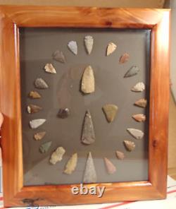 Collection de pointes de flèches en pierre et de têtes de lance des premiers Amérindiens de Dakota du Sud.