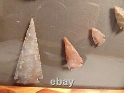 Collection de pointes de flèches en pierre et de têtes de lance des premiers Amérindiens de Dakota du Sud.