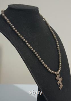Collier de perles Navajo du début des années 1900 avec pendentif croix à double barre