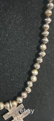 Collier de perles Navajo du début des années 1900 avec pendentif croix à double barre
