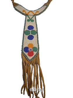 Collier en peau de daim perlé de natifs américains vers le début des années 1900