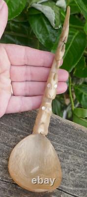 Cuillères en corne cintrée et sculptées des Tlingit du début du 20e siècle avec nacre