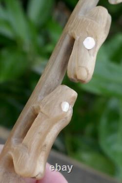 Cuillères en corne cintrée et sculptées des Tlingit du début du 20e siècle avec nacre