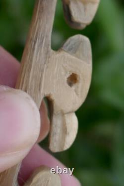 Cuillères en corne cintrée et sculptées des Tlingit du début du 20e siècle avec nacre