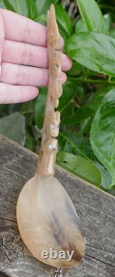 Cuillères en corne courbée et sculptées des Tlingit du début du 20e siècle avec de la nacre