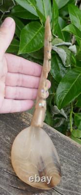 Cuillères en corne courbée et sculptées des Tlingit du début du 20e siècle avec de la nacre