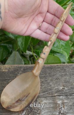 Cuillères en corne courbée et sculptées des Tlingit du début du 20e siècle avec de la nacre