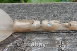 Cuillères en corne courbée et sculptées des Tlingit du début du 20e siècle avec de la nacre