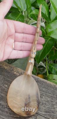 Cuillères en corne courbée et sculptées des Tlingit du début du 20e siècle avec de la nacre