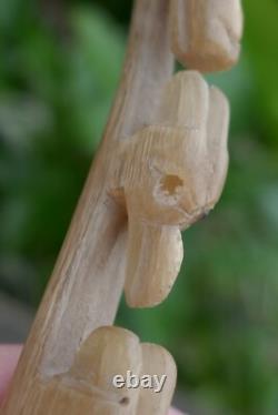 Cuillères en corne courbée et sculptées des Tlingit du début du 20e siècle avec de la nacre