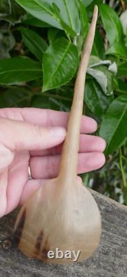 Cuillères en corne courbée et sculptées des Tlingit du début du 20e siècle avec de la nacre