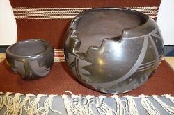 Deux bols en céramique noire signés de Howard Naranjo du Pueblo de Santa Clara