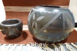 Deux bols en céramique noire signés de Howard Naranjo du Pueblo de Santa Clara