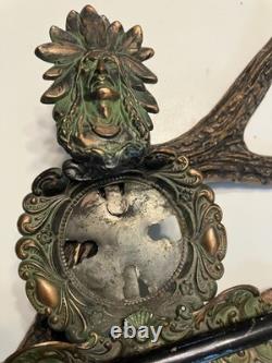 Encrier du début des années 1900, Indien d'Amérique en coiffe, base en bois de ramure de cerf, stylo