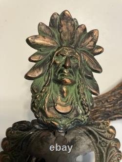 Encrier du début des années 1900, Indien d'Amérique en coiffe, base en bois de ramure de cerf, stylo