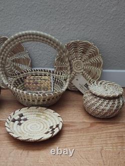 Ensemble de 6 assiettes et paniers faits main amérindiens et autres