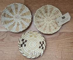 Ensemble de 6 assiettes et paniers faits main amérindiens et autres