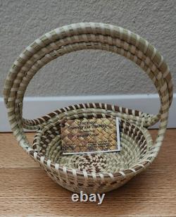 Ensemble de 6 assiettes et paniers faits main amérindiens et autres