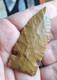Exquis Artefact De Flèche De La Rivière Cache En Arkansas, Teinté Et Datant Du Début De L'archaïque.
