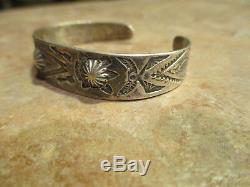Fabuleux Early Fred Harvey Era Navajo Argent Stamped Conception Bracelet 1920