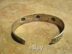 Fabuleux Early Fred Harvey Era Navajo Argent Stamped Conception Bracelet 1920