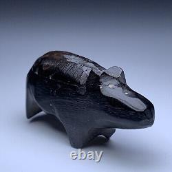 Fétiche d'ours en jet sculpté par un natif zuni précoce de Theodore Kucate (d.)