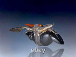 Fétiche de loup en jet sculpté par Teddy Weahkee (d.) de la culture Zuni des Amérindiens d'Amérique du Nord