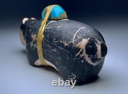 Fétiche en pierre sculpté d'ours natif Zuni rare et fin du 19ème siècle, 3,27 pouces de long